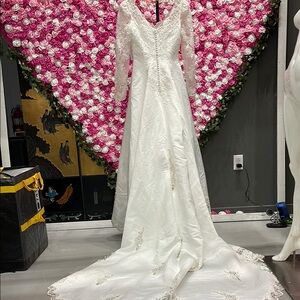 Michelangelo Long Sleeves Wedding Gown | Size 8 | Lace